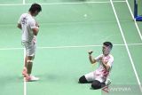 Pebulu tangkis ganda putra Indonesia Leo Rolly Carnando (kanan) dan Daniel Marthin (kiri) meluapkan emosinya usai memenangkan pertandingan melawan pebulu tangkis ganda putra Jepang Takuro Hoki dan Yugo Kobayashi pada babak semifinal turnamen Daihatsu Indonesia Masters 2023 di Istora Gelora Bung Karno, Jakarta, Sabtu (28/1/2023). The Babies berhasil melaju ke babak final usai mengalahkan ganda putra Jepang Takuro Hoki dan Yugo Kobayashi dengan skor 18-21, 21-17, dan 21-3. ANTARA FOTO/Indrianto Eko Suwarso/wsj.