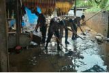 Pasca banjir Manado, Pasukan Brimob lakukan bersih-bersih di Mahawu dan Bailang