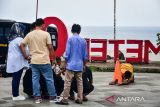 Sejumlah wisatawan berfoto bersama di tugu kilometer nol Indonesia di Kota Sabang, Provinsi Aceh, Minggu (29/1/2022).  (ANTARA Aceh/FB Anggoro)