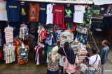 Sejumlah wisatawan memilih baju di kios UMKM saat mengunjungi tugu kilometer nol Indonesia di Kota Sabang, Provinsi Aceh, Minggu (29/1/2022).  (ANTARA Aceh/FB Anggoro)