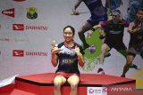 Pebulu tangkis tunggal putri Korea Selatan An Se Young berpose saat penyerahan medali juara tunggal putri turnamen Daihatsu Indonesia Masters 2023 di Istora Gelora Bung Karno, Jakarta, Minggu (29/1/2023). An Se Young menjadi juara tunggal putri Daihatsu Indonesia Masters 2023 usai mengalahkan pebulu tangkis tunggal putri Spanyol Carolina Marin dengan skor 18-21, 21-18, dan 21-13. ANTARA FOTO/Indrianto Eko Suwarso/wsj.