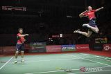 Pebulu tangkis ganda campuran China Feng Yan Zhe (kanan) berpasangan dengan Huang Dong Ping (kiri) berselebrasi usai menang melawan rekan senegaranya pebulu tangkis ganda campuran China Jiang Zhen Bang dan Wei Ya Xin pada final turnamen Daihatsu Indonesia Masters 2023 di Istora Gelora Bung Karno, Senayan, Jakarta, Minggu (29/1/2023). Feng Yan Zhe/Huang Dong Ping berhasil menjadi juara Indonesia Masters 2023 usai menang dengan skor 21-15, 16-21, dan 21-19. ANTARA FOTO/M Risyal Hidayat/wsj.