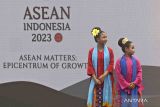 Dua anak berpakaian tradisional Betawi mengikuti acara 