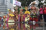 Sejumlah warga berpakaian adat suku-suku di Indonesia saat mengikuti Parade Nusantara dalam acara 