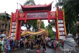 Peserta Parade Nusantara menampilkan tarian Liong saat Festival Imlek Bersama 2023 di Denpasar, Bali, Sabtu (28/1/2023). Festival yang digelar pada 28-29 Januari 2023 tersebut mengangkat tema 