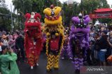 Peserta Parade Nusantara menampilkan tarian Barongsai saat Festival Imlek Bersama 2023 di Denpasar, Bali, Sabtu (28/1/2023). Festival yang digelar pada 28-29 Januari 2023 tersebut mengangkat tema 