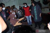  Menteri Sosial (Mensos) Tri Rismaharini (kanan) didampingi anggota DPR RI Komisi V Sadarestuwati (kedua kanan) berdialog dengan penyandang disabilitas penerima bantuan asistensi rehabilitasi sosial (Atensi) di Balai Desa Sengon, Kabupaten Jombang, Jawa Timur, Sabtu (28/1/2023). Kemensos memberikan bantuan Atensi berupa 56 alat bantu bagi penyandang disabilitas yang ada di Jombang, yakni 35 unit kursi roda manual, 17 kursi roda elektrik, satu unit kursi roda adaptif dan tiga unit kruk senilai Rp 534 juta. ANTARA FOTJatimO/Syaiful Arif/zk