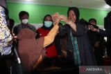  Menteri Sosial (Mensos) Tri Rismaharini (kanan) didampingi anggota DPR RI Komisi V Sadarestuwati (kedua kanan) berdialog dengan penyandang disabilitas penerima bantuan asistensi rehabilitasi sosial (Atensi) di Balai Desa Sengon, Kabupaten Jombang, Jawa Timur, Sabtu (28/1/2023). Kemensos memberikan bantuan Atensi berupa 56 alat bantu bagi penyandang disabilitas yang ada di Jombang, yakni 35 unit kursi roda manual, 17 kursi roda elektrik, satu unit kursi roda adaptif dan tiga unit kruk senilai Rp 534 juta.  ANTARA FOTJatimO/Syaiful Arif/zk