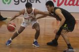  Pebasket Pelita Jaya Bakrie Jakarta, Yesaya Alesandro Saudale (kiri) berusaha melewati hadangan pebasket Mountain Gold Timika, Jam Misael Panagan (kanan) dalam pertandingan Indonesia Basketball League (IBL) 2023 Seri II di GOR Big Arena Bimasakti, Malang, Jawa Timur, Minggu (29/1/2023). Pelita Jaya mengalahkan Mountain Gold Timika dengan skor 81-73. ANTARA Jatim/Ari Bowo Sucipto/zk