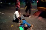 Seorang pedagang bakso terkapar di jalan raya Kuta Mandalika