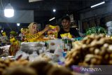 Warga membeli minyak goreng di Pasar Kosambi, Bandung, Jawa Barat, Senin (30/1/2023). Pedagang menyatakan, akibat langkanya minyak subsidi yakni Minyakita di pasaran, harga minyak kemasan nonsubsidi mengalami kenaikan dari Rp30 ribu menjadi Rp35 ribu per kemasan dua liter di beberapa pasar tradisional di Kota Bandung. ANTARA FOTO/Raisan Al Farisi/agr