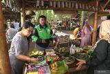 Pengunjung memilih jajanan tradisional di wisata kuliner Pasar Witwitan, Alas Malang, Banyuwangi, Jawa Timur, Minggu (29/1/2023). Pasar wisata yang dibuka setiap hari Minggu itu menawarkan aneka ragam kuliner tradisional dan budaya untuk meningkatkan perekonomian warga sekitar. ANTARA Jatim/Budi Candra Setya/zk