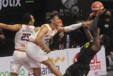  Pebasket Pelita Jaya Bakrie Jakarta, Govinda Julian Saputra (kiri) dan Muhammad Hardian Wicaksono (dua kiri) berusaha merebut bola dari tangan pebasket Mountain Gold Timika, Shavar Tahrel Newkirk (kanan) dalam pertandingan Indonesia Basketball League (IBL) 2023 Seri II di GOR Big Arena Bimasakti, Malang, Jawa Timur, Minggu (29/1/2023). Pelita Jaya mengalahkan Mountain Gold Timika dengan skor 81-73. ANTARA Jatim/Ari Bowo Sucipto/zk