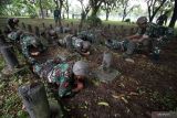  Sejumlah prajurit Korps Marinir melewati salah satu rintangan saat mengikuti ketangkasan halang rintang di Brigif 2 Marinir Gedangan, Sidoarjo, Jawa Timur, Selasa (31/1/2023). Ketangkasan halang rintang tersebut bertujuan untuk meningkatkan kemampuan fisik prajurit yang profesional dalam menghadapi tantangan. ANTARA Jatim/Umarul Faruq/zk