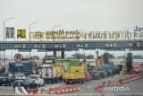 Kendaraan memasuki Gerbang Tol Cileunyi di Kabupaten Bandung, Jawa Barat, Selasa (31/1/2023). Berdasarkan laporan tahunan Badan Pengatur Jalan Tol (BPJT) Kementerian PUPR 2021 setidaknya terdapat 15 ruas jalan tol yang mengalami penyesuaian tarif tol pada awal tahun 2023. Penyesuaian tarif tol tersebut dilakukan berdasarkan jadwal rutin yang dilakukan setiap dua tahun sekali sesuai dengan aturan yang berlaku. ANTARA FOTO/Raisan Al Farisi/agr