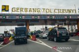 Kendaraan memasuki Gerbang Tol Cileunyi di Kabupaten Bandung, Jawa Barat, Selasa (31/1/2023). Berdasarkan laporan tahunan Badan Pengatur Jalan Tol (BPJT) Kementerian PUPR 2021 setidaknya terdapat 15 ruas jalan tol yang mengalami penyesuaian tarif tol pada awal tahun 2023. Penyesuaian tarif tol tersebut dilakukan berdasarkan jadwal rutin yang dilakukan setiap dua tahun sekali sesuai dengan aturan yang berlaku. ANTARA FOTO/Raisan Al Farisi/agr