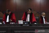 Ketua Majelis Hakim Mahkamah Konstitusi (MK) Anwar Usman (tengah) bersiap memimpin jalannya sidang pengujian materiil UU Nomor 1 Tahun 1974 tentang Perkawinan dengan agenda pembacaan amar putusan di Gedung Mahkamah Konstitusi, Jakarta, Selasa (31/1/2023). Ketua Majelis Hakim Mahkamah Konstitusi dalam amar putusannya menolak permohonan uji materiil Pasal 2 ayat 1 UU Nomor 1 Tahun 1974 tentang Perkawinan terkait pernikahan beda agama yang diajukan pemohon Ramos Petege, seorang Katolik yang hendak menikahi seorang perempuan beragama Islam. ANTARA FOTO/Indrianto Eko Suwarso/wsj.