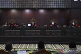 Ketua Majelis Hakim Mahkamah Konstitusi (MK) Anwar Usman (kedua kiri) memimpin jalannya sidang pengujian materiil UU Nomor 1 Tahun 1974 tentang Perkawinan dengan agenda pembacaan amar putusan di Gedung Mahkamah Konstitusi, Jakarta, Selasa (31/1/2023). Ketua Majelis Hakim Mahkamah Konstitusi dalam amar putusannya menolak permohonan uji materiil Pasal 2 ayat 1 UU Nomor 1 Tahun 1974 tentang Perkawinan terkait pernikahan beda agama yang diajukan pemohon Ramos Petege, seorang Katolik yang hendak menikahi seorang perempuan beragama Islam. ANTARA FOTO/Indrianto Eko Suwarso/wsj.