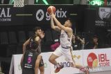 Pebasket Satria Muda Pertamina Jakarta Juant Laurent Kokodiputra (kanan) berusaha memasukkan bola ke dalam jaring yang dijaga pebasket Bali United Basketball dalam pertandingan Indonesia Basketball League (IBL) 2023 Seri II di GOR Big Arema Bimasakti, Malang, Jawa Timur, Selasa (31/1/2023). Satria Muda mengalahkan Bali United dengan skor 85-65. ANTARA FOTO/Ari Bowo Sucipto/wsj.