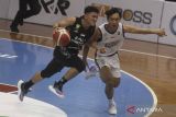 Pebasket Satria Muda Pertamina Jakarta Hardianus (kanan) berusaha menghentikan laju pebasket Bali United Basketball Abraham Wenas (kiri) dalam pertandingan Indonesia Basketball League (IBL) 2023 Seri II di GOR Big Arema Bimasakti, Malang, Jawa Timur, Selasa (31/1/2023). Satria Muda mengalahkan Bali United dengan skor 85-65. ANTARA FOTO/Ari Bowo Sucipto/wsj.