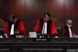 Ketua Majelis Hakim Mahkamah Konstitusi (MK) Anwar Usman (tengah) bersiap memimpin jalannya sidang pengujian materiil UU Nomor 1 Tahun 1974 tentang Perkawinan dengan agenda pembacaan amar putusan di Gedung Mahkamah Konstitusi, Jakarta, Selasa (31/1/2023). Ketua Majelis Hakim Mahkamah Konstitusi dalam amar putusannya menolak permohonan uji materiil Pasal 2 ayat 1 UU Nomor 1 Tahun 1974 tentang Perkawinan terkait pernikahan beda agama yang diajukan pemohon Ramos Petege, seorang Katolik yang hendak menikahi seorang perempuan beragama Islam. ANTARA FOTO/Indrianto Eko Suwarso/foc. 