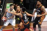 Pebasket Dewa United Banten, Xaverius Prawiro (kiri) berusaha mempertahankan bola dari hadangan pebasket Bumi Borneo Basketball Pontianak, Ngurah Wisnu Budidarma (dua kanan), Yanto (dua kiri) dan Cameron Devon Ridley (kanan) dalam pertandingan Indonesia Basketball League (IBL) 2023 Seri II di GOR Big Arena Bimasakti, Malang, Jawa Timur, Rabu (1/2/2023). Dewa United mengalahkan Bumi Borneo dengan skor 81-60. ANTARA Jatim/Ari Bowo Sucipto/zk