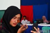 Pelajar perempuan bersolek saat pelaksanaan perekaman Kartu Tanda Penduduk (KTP) elektronik yang dilakukan petugas Dinas Kependudukan dan Pencatatan Sipil (Dispendukcapil) di Sekolah Menengah Kejuruan Negeri (SMKN) 5 Kota Madiun, Jawa Timur, Rabu (1/2/2023). Perekaman KTP elektronik pada pelajar di sekolah yang dilakukan Dispendukcapil tersebut untuk mempermudah pelajar mendapatkan KTP elektronik guna memenuhi hak konstitusional para pemilih pemula pada Pemilu 2024. ANTARA Jatim/Siswowidodo/ZK