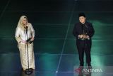 Ketua Pelaksana Harlah Satu Abad NU Yenny Wahid (kiri) didampingi Menteri BUMN Erick Thohir (kanan) memberikan sambutan saat Anugerah Satu Abad NU di Theater Indonesia, TMII, Jakarta, Selasa (31/1/2023) malam. Pengurus Besar Nahdlatul Ulama (PBNU) menggelar malam Anugerah Satu Abad NU sebagai ajang pemberian penghargaan kepada pihak-pihak yang berjasa dalam membesarkan NU. ANTARA FOTO/Asprilla Dwi Adha/tom. 