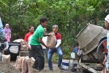 Semen Padang betonisasi jalan sepanjang 1 km dalam Padang Bergoro