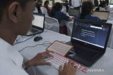 Siswa SMA/SMK menulis aksara Bali menggunakan komputer saat peringatan ke-5 Bulan Bahasa Bali tahun 2023 di Taman Budaya Bali, Denpasar, Bali, Rabu (1/2/2023). Kegiatan yang digelar 1-28 Februari 2023 tersebut mengusung tema 
