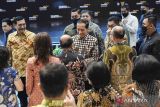 Presiden Joko Widodo (tengah) berjabat tangan dengan peserta saat menghadiri Mandiri Investment Forum 2023 di Jakarta, Rabu (1/2/2023). Forum yang mengusung tema “Prevailing Over Turbulence” tersebut diselenggarakan untuk memahami bagaimana kondisi ekonomi global dan Indonesia terkini serta strategi bisnis ke depan. ANTARA FOTO/Dhemas Reviyanto/wsj.