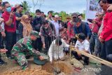 Menteri Sosial RI Tri Rismaharini batu pertama ke pembangunan rehabilitasi sosial rumah tidak layak huni di Gampong Seuneubok Simpang, Darul Aman, Kabupaten Aceh Timur, Rabu (1/2/2023). ANTARA/Hayaturrahmah