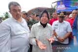 Menteri Sosial RI Tri Rismaharini dalam kunjungan dan meletakkan batu pertama ke pembangunan rehabilitasi sosial rumah tidak layak huni di Gampong Seuneubok Simpang, Darul Aman, Kabupaten Aceh Timur, Rabu (1/2/2023). ANTARA/Hayaturrahmah