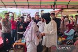 Menteri Sosial RI Tri Rismaharini menyerahkan bantuan kepada masyarakat dalam kunjungan dan meletakkan batu pertama ke pembangunan rehabilitasi sosial rumah tidak layak huni di Gampong Seuneubok Simpang, Darul Aman, Kabupaten Aceh Timur, Rabu (1/2/2023). ANTARA/Hayaturrahmah