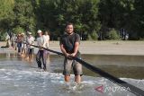 Sejumlah nelayan tradisional menyortir ikan hasil tangkapan pukat darat tradisional di pantai Desa Suak Timah, Kecamatan Samatiga, Aceh Barat, Aceh, Rabu (1/2/2023). Hasil tangkapan nelayan pukat darat tradisional yang biasanya mencapai 55 kilogram dalam sekali tangkap, sejak sepekan terakhir menurun sekitar 50 persen akibat pengaruh cuaca di perairan barat dan selatan Aceh. ANTARA Aceh/Syifa Yulinnas