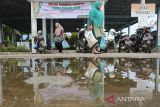 Petugas melayani warga saat pembelian barang kebutuhan pokok pada operasi pangan murah di Desa Peunaga Paya, Meureubo, Aceh Barat, Aceh, Rabu (1/2/2023). Dalam operasi pangan murah tahap I tahun 2023, Dinas Pangan Aceh bekerja sama dengan Perum Bulog kantor wilayah dengan mempersiapkan 22.400 kg beras premium, 10.500 kg gula pasir, 11.200 liter minyak goreng kemasan dan 126.000 butir telur ayam ras sebagai upaya stabilisasi pasokan dan harga pangan serta pengendalian inflasi di Aceh. ANTARA Aceh/Syifa Yulinnas