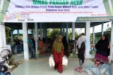 Petugas melayani warga saat pembelian barang kebutuhan pokok pada operasi pangan murah di Desa Peunaga Paya, Meureubo, Aceh Barat, Aceh, Rabu (1/2/2023). Dalam operasi pangan murah tahap I tahun 2023, Dinas Pangan Aceh bekerja sama dengan Perum Bulog kantor wilayah dengan mempersiapkan 22.400 kg beras premium, 10.500 kg gula pasir, 11.200 liter minyak goreng kemasan dan 126.000 butir telur ayam ras sebagai upaya stabilisasi pasokan dan harga pangan serta pengendalian inflasi di Aceh. ANTARA Aceh/Syifa Yulinnas