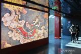 Sejumlah wisatawan berkunjung ke Pusat Seni Mural Kuil Fahai (Fahai Temple Mural Art Center) di Beijing, ibu kota China, Selasa (31/1/2023). Pusat seni tersebut menampilkan berbagai lukisan mural asli melalui layar 4K HD dan layar kubah (dome screen). ANTARA FOTO/Xinhua/Zhang Chenlin/wsj.
