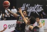 Pebasket RJ Amartha Hangtuah Jakarta, Kelly Purwanto (kiri) berusaha memasukkan bola ke dalam jaring yang dihalangi pebasket Mountain Gold Timika, Andre Rorimpandey (kanan) dalam pertandingan Indonesia Basketball League (IBL) 2023 Seri II di GOR Big Arena Bimasakti, Malang, Jawa Timur, Kamis (2/2/2023). Hangtuah mengalahkan Mountain Gold dengan skor 69-65. ANTARA Jatim/Ari Bowo Sucipto/zk