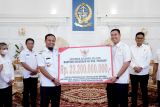 Gubernur Sulsel serahkan bantuan keuangan Rp23,2 miliar kepada Pemkab Pangkep