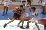  Pebasket Bima Perkasa Jogja, Ikhram Fadhil (kiri) berusaha melewati hadangan pebasket Indonesia Patriots Gede Egi Wimbardi (kanan) dan Ida Bagus Ananta (tengah) dalam pertandingan Indonesia Basketball League (IBL) 2023 Seri II di GOR Big Arema Bimasakti, Malang, Jawa Timur, Kamis (2/2/2023). Indonesia Patriots mengalahkan Bima Perkasa dengan skor 82-57. ANTARA Jatim/Ari Bowo Sucipto/zk