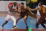  Pebasket Indonesia Patriots Dame Diagne (kiri) berusaha melewati hadangan pebasket Bima Perkasa Jogja, Ikhram Fadhil (tengah) dan Cameron Jamal Coleman (kanan) dalam pertandingan Indonesia Basketball League (IBL) 2023 Seri II di GOR Big Arema Bimasakti, Malang, Jawa Timur, Kamis (2/2/2023). Indonesia Patriots mengalahkan Bima Perkasa dengan skor 82-57. ANTARA Jatim/Ari Bowo Sucipto/zk