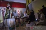 Kelompok seniman Jalan Teater mementaskan adegan bertajuk Nagara Maniloka di Museum Sri Baduga, Bandung, Jawa Barat, Kamis (2/2/2023). Pementasan tersebut sebagai bentuk inovasi komunikasi interaktif dan kreatif dalam pembelajaran serta penjelasan terhadap koleksi di museum kepada pengunjung khususnya terhadap pengunjung berkebutuhan khusus dalam bentuk seni teater. ANTARA FOTO/Novrian Arbi/agr