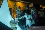 Seorang anak berkebutuhan khusus berinteraksi saat mengikuti pementasan Kelompok seniman Jalan Teater pada adegan bertajuk Nagara Maniloka di Museum Sri Baduga, Bandung, Jawa Barat, Kamis (2/2/2023). Pementasan tersebut sebagai bentuk inovasi komunikasi interaktif dan kreatif dalam pembelajaran serta penjelasan terhadap koleksi di museum kepada pengunjung khususnya terhadap pengunjung berkebutuhan khusus dalam bentuk seni teater. ANTARA FOTO/Novrian Arbi/agr