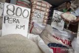 Pembeli mengecek kualitas beras di Pasar Induk Beras Cipinang, Jakarta, Kamis (2/2/2023). Direktur Utama Bulog Budi Waseso mengakui adanya mafia beras dimana hal tersebut menjadi salah satu penyebab kenaikan harga beras di pasar. ANTARA FOTO/Muhammad Adimaja/wsj.