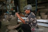 Perajin memproduksi gerabah tanah liat di Desa Sitiwinangun, Kabupaten Cirebon, Jawa Barat, Jumat (3/2/2023). Kerajinan gerabah tersebut dipasarkan ke berbagai daerah seperti Bandung dan Jakarta yang dijual seharga Rp20 ribu hingga Rp2 juta tergantung ukuran dan tingkat kerumitan. ANTARA FOTO/Dedhez Anggara/agr