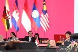 Menteri Luar Negeri RI Retno Marsudi (kanan) memimpin pertemuan ASEAN Coordinating Council (ACC) di Sekretariat ASEAN, Jakarta, Jumat (3/2/2023). Selain membahas isu-isu terkini terkait dengan kawasan Asia Tenggara dan juga di luar kawasan Asia Tenggara, pertemuan tersebut juga membahas prioritas Keketuaan Indonesia dalam ASEAN 2023 dan tindak lanjut hasil KTT ke-40 dan ke-41 ASEAN pada tahun lalu. ANTARA FOTO/Aditya Pradana Putra/wsj.