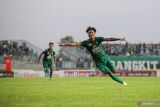 PERSEBAYA KALAHKAN BORNEO FC