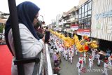 Sejumlah warga menyaksikan arakan naga yang telah mengikuti prosesi Naga Buka Mata di Kelenteng Kwan Tie Bio di Jalan Diponegoro, Pontianak, Kalimantan Barat, Sabtu (3/2/2023). Sebanyak delapan dari 26 replika naga milik sejumlah yayasan dan komunitas Tionghoa se-Pontianak mengikuti prosesi Naga Buka Mata pada hari ke-13 Tahun Baru Imlek dan nantinya akan melakukan pawai keliling kota saat perayaan Cap Go Meh pada Minggu (5/2/2023). ANTARA FOTO/Jessica Helena Wuysang/wsj.