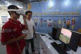 Warga menyaksikan pameran keliling museum digital gunung seulawah dengan menggunakan virtual reality di Banda Aceh, Aceh, Sabtu (4/2/2023). Pameran keliling yang diselenggarakan tim museum digital gunung seulawah dan mahasiswa jurusan Arsitektur dan Perencanaan Fakultas Teknik Universitas Syiah Kuala bertujuan untuk membangun platform digital untuk pelestarian lingkungan dan pengembangan kawasan serta wisata alam gunung api Seulawah. Antara Aceh/Irwansyah Putra.